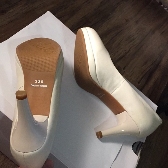 New Daphne Heels - Picture 2 of 3